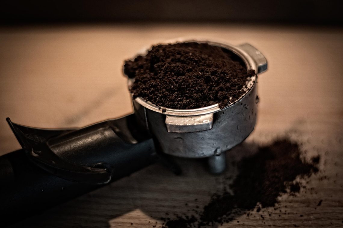 barista kávéfőzés közben