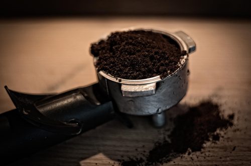 barista kávéfőzés közben
