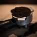 barista kávéfőzés közben